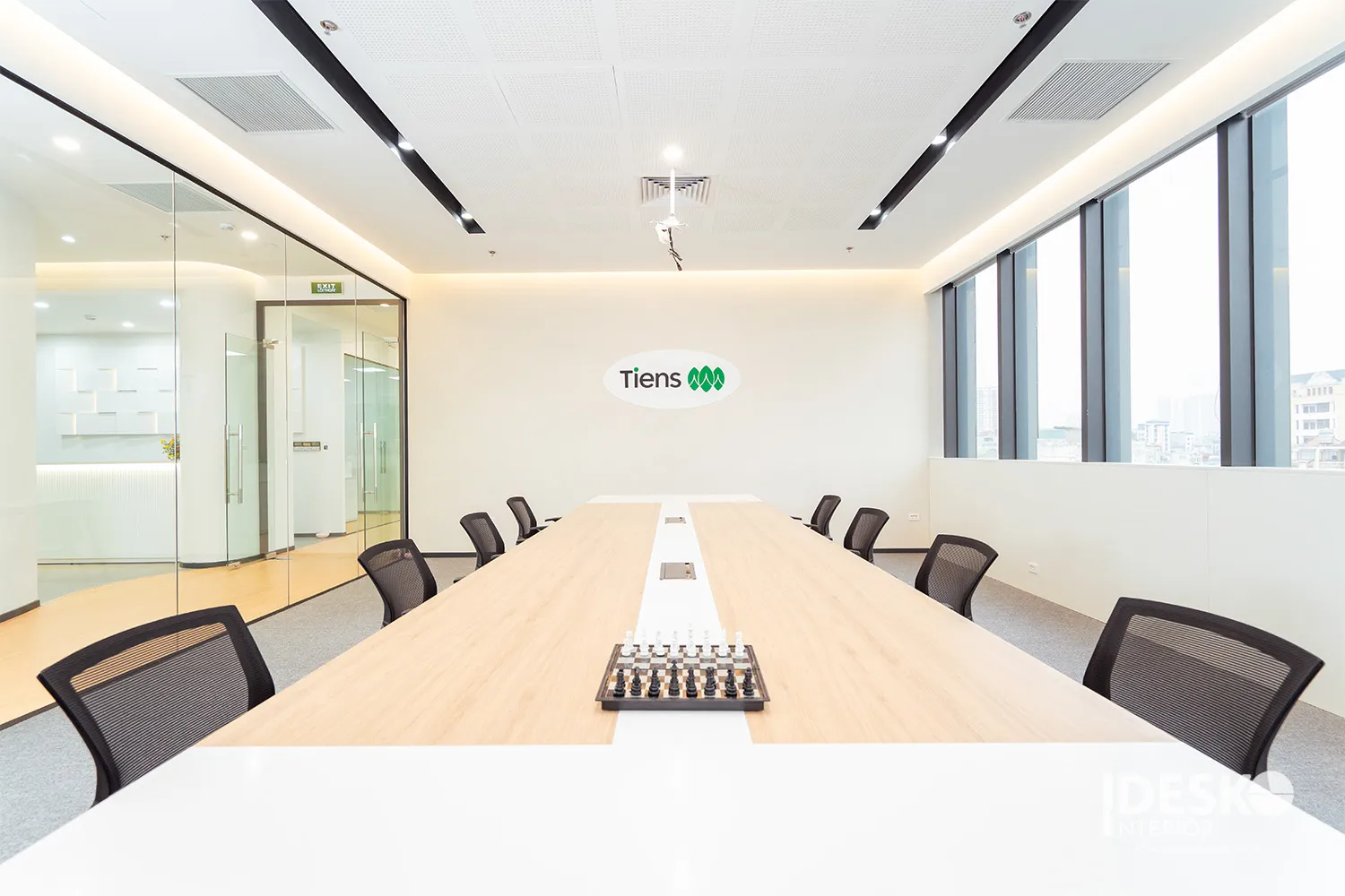Phòng họp Tiens Việt Nam với điểm nhấn thương hiệu trên mảng tường