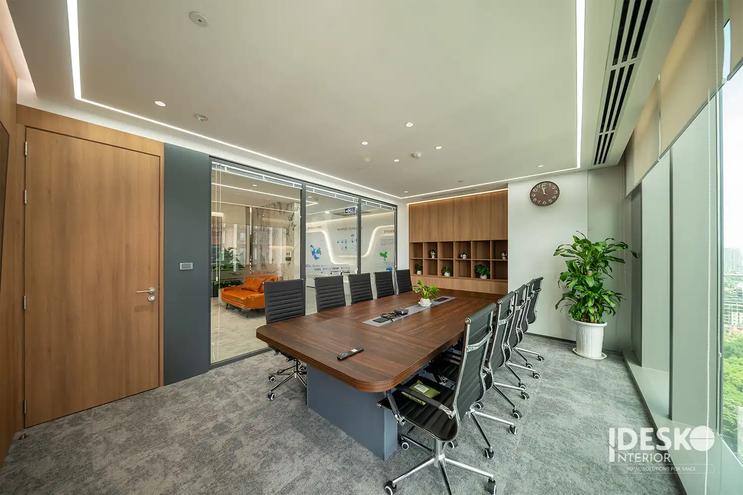 Trang trí phòng họp với cây xanh và tủ trưng bày