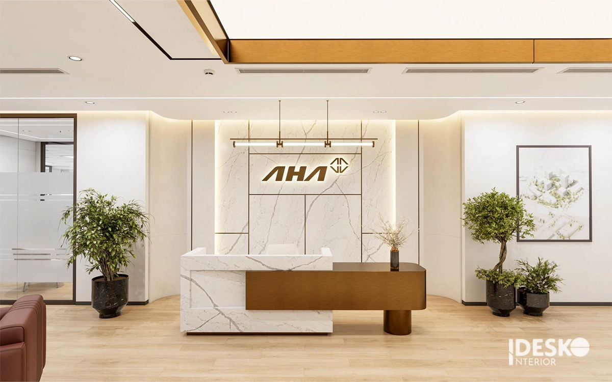 Khu lễ tân sang trọng với quầy đá vân mây, đường nét gọn đẹp và dấu ấn thương hiệu nổi bật