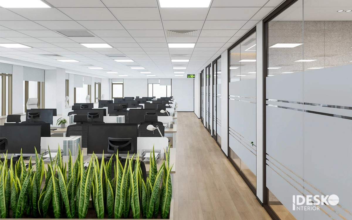 Không gian làm việc hiện đại với lối đi thông thoáng, vách kính phân khu và mảng xanh tạo điểm nhấn nhẹ nhàng