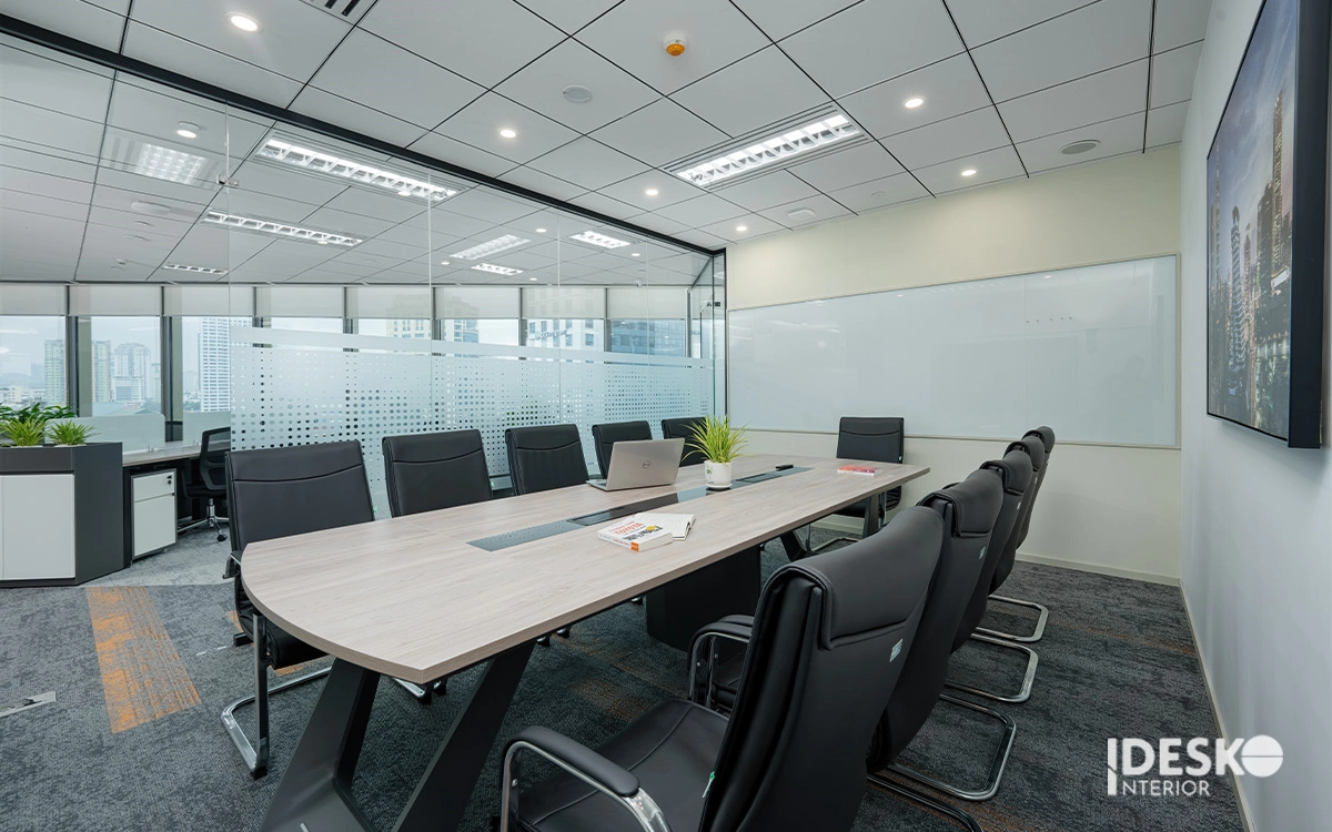 Phòng họp hiện đại với bàn họp dài, vách kính thoáng sáng và nội thất gọn gàng, chuyên nghiệp