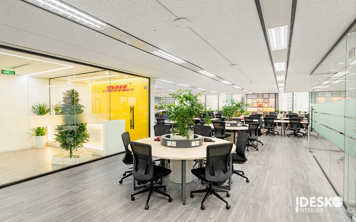 Mẫu văn phòng DHL Việt Nam với không gian mở hiện đại, khu làm việc nhóm linh hoạt và mảng xanh bố trí hài hòa
