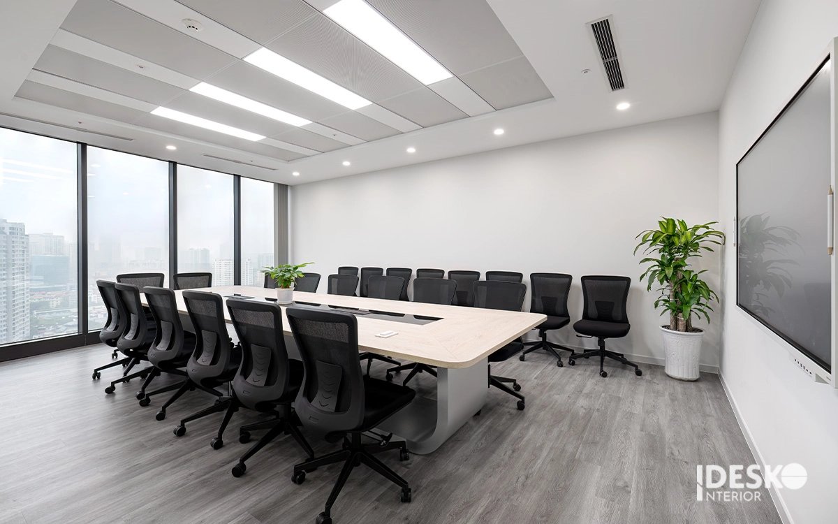 Phòng họp DHL Việt Nam với thiết kế hiện đại, bàn lớn gọn gàng và không gian sáng thoáng chuyên nghiệp