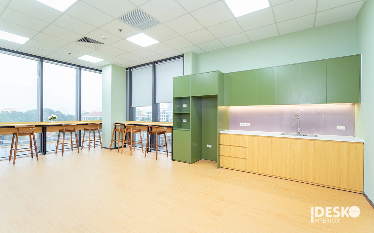 Khu pantry hiện đại với tông xanh nhẹ, bố trí gọn gàng và góc ngồi thư giãn cạnh cửa sổ thoáng sáng