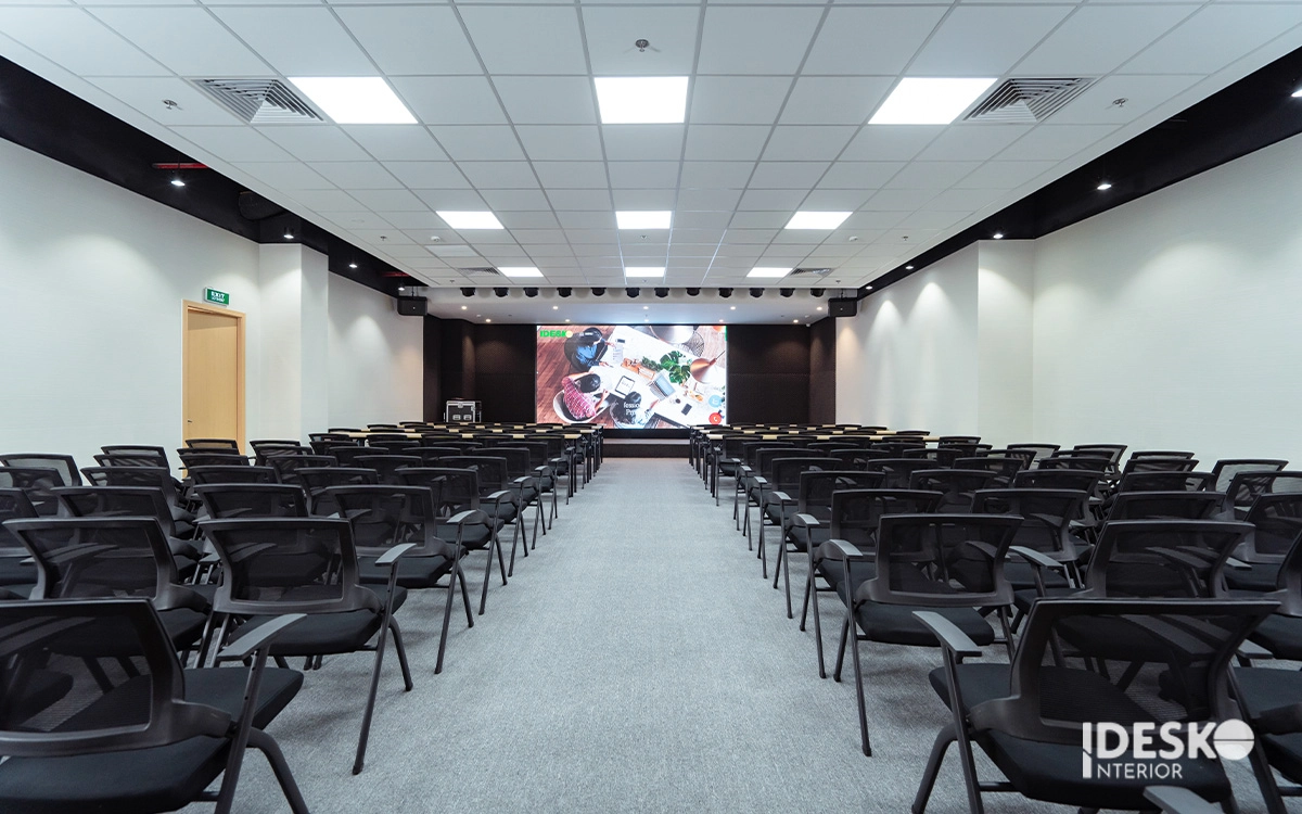 Hội trường hiện đại với sức chứa lớn, bố cục ghế ngồi ngay ngắn và màn hình trình chiếu nổi bật