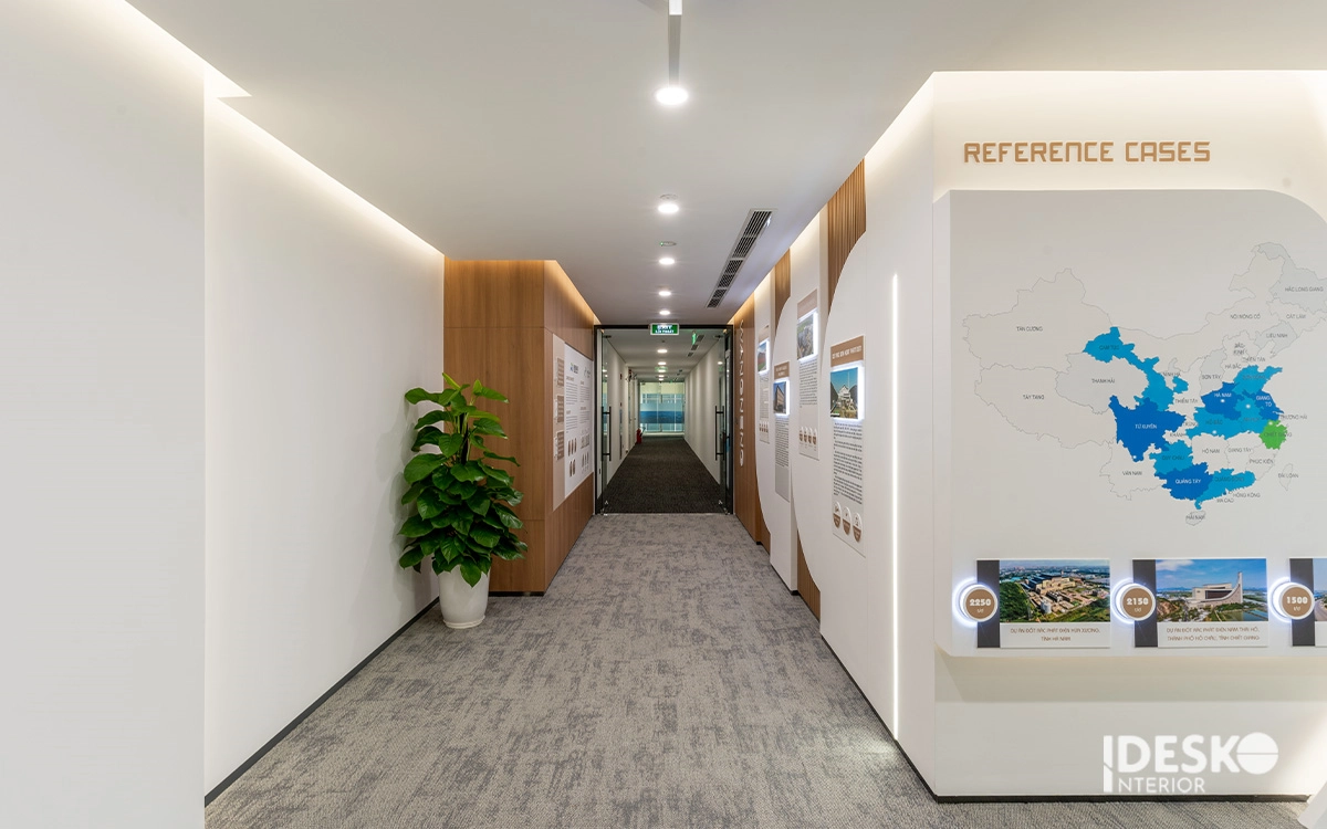 Mẫu văn phòng đẹp với hành lang trưng bày thông tin dự án, thiết kế sáng gọn và nhận diện thương hiệu rõ ràng
