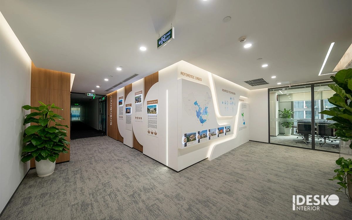 Không gian văn phòng hiện đại với khu trưng bày thông tin nổi bật, lối đi rộng và bố cục sáng thoáng