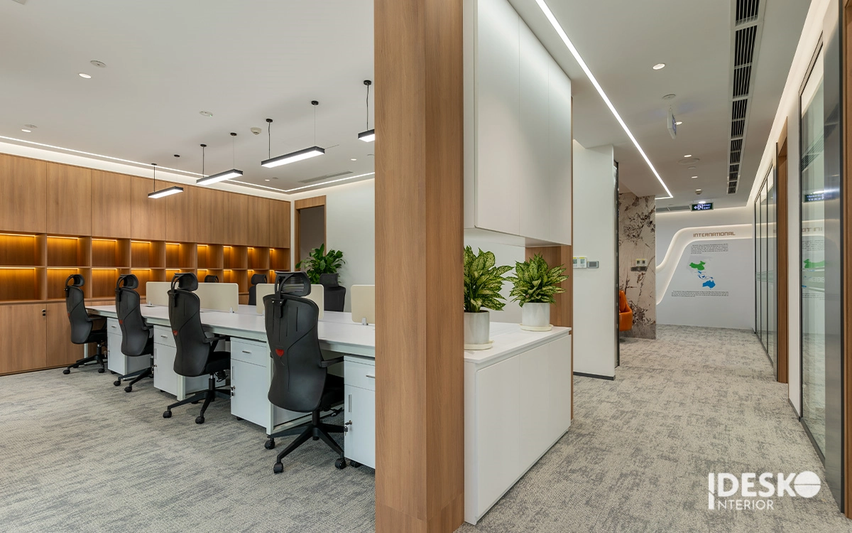 Khu làm việc gọn gàng, lối di chuyển rõ ràng và tông màu gỗ tạo cảm giác chuyên nghiệp