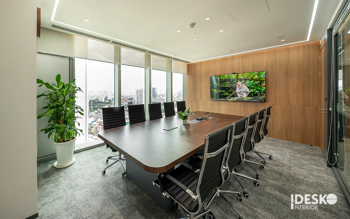 Phòng họp hiện đại với bàn họp lớn, tầm nhìn thoáng rộng và thiết kế gỗ ấm sang trọng