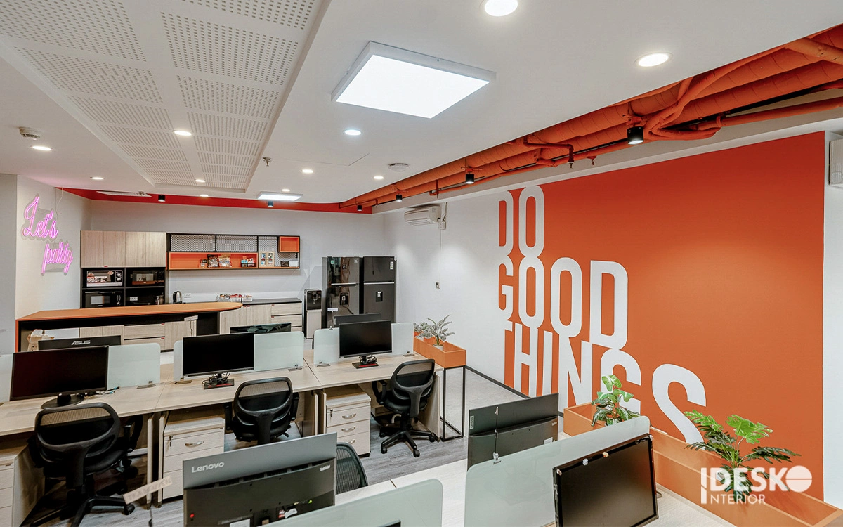 Góc làm việc trẻ trung, sắc cam nổi bật và khu pantry tích hợp tiện nghi