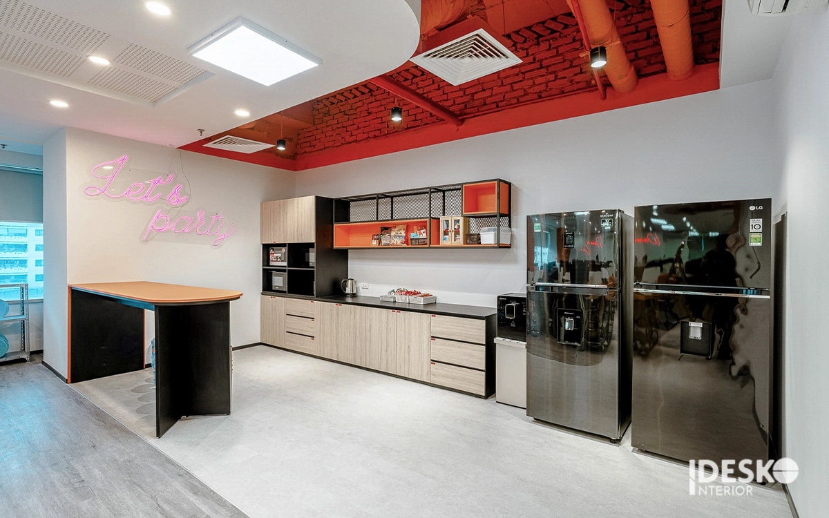 Khu pantry với thiết kế hiện đại, sắc cam cá tính và không gian thư giãn tiện nghi cho nhân viên