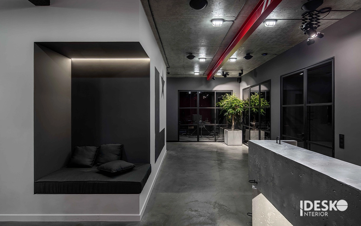 Không gian làm việc công nghiệp với trần mở cá tính, hệ đèn nổi bật và mảng xanh cân bằng thị giác