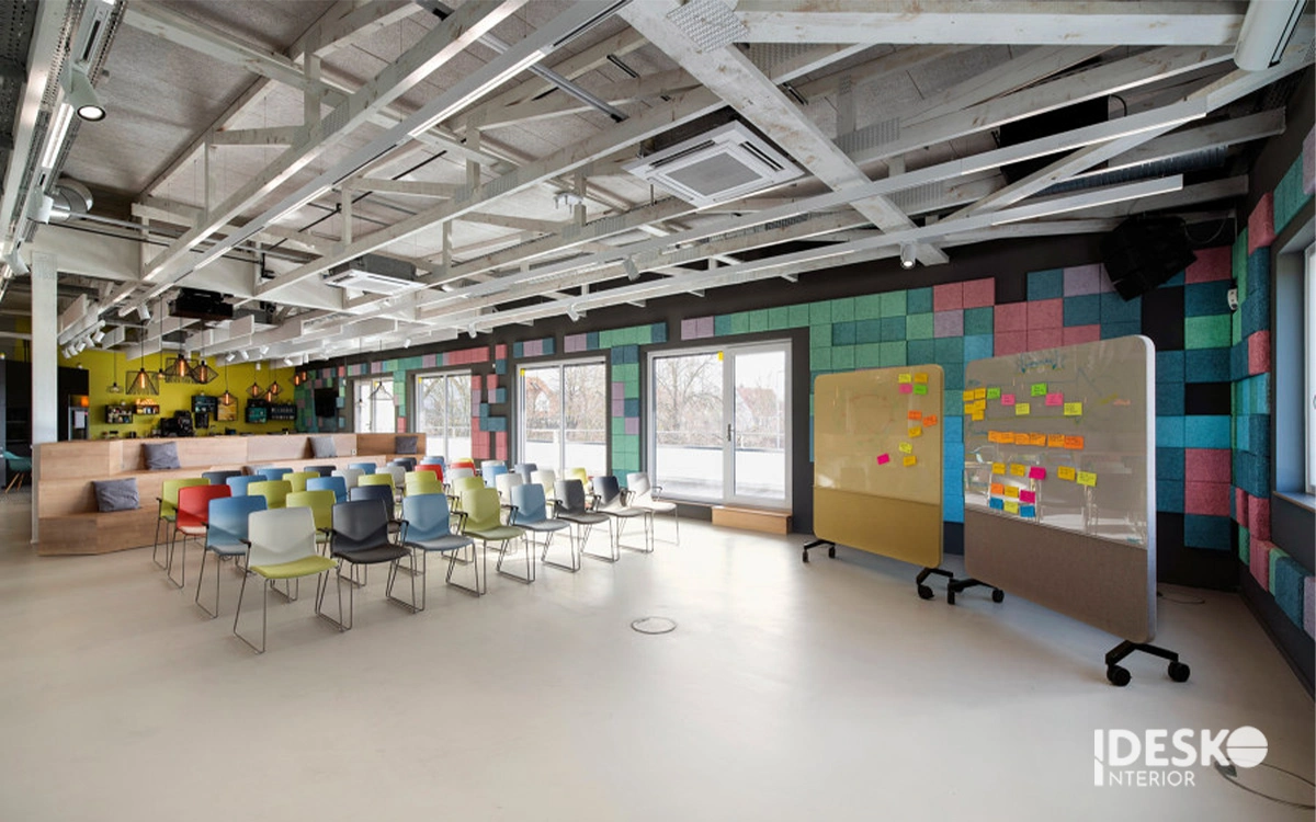 Mẫu văn phòng đẹp phong cách sáng tạo với bảng màu nổi bật, khu brainstorming mở và không gian truyền cảm hứng làm việc