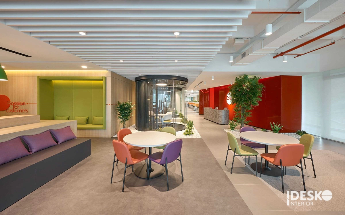 Không gian sáng tạo với bảng màu rực rỡ, khu ngồi linh hoạt và cách tổ chức mở đầy cảm hứng