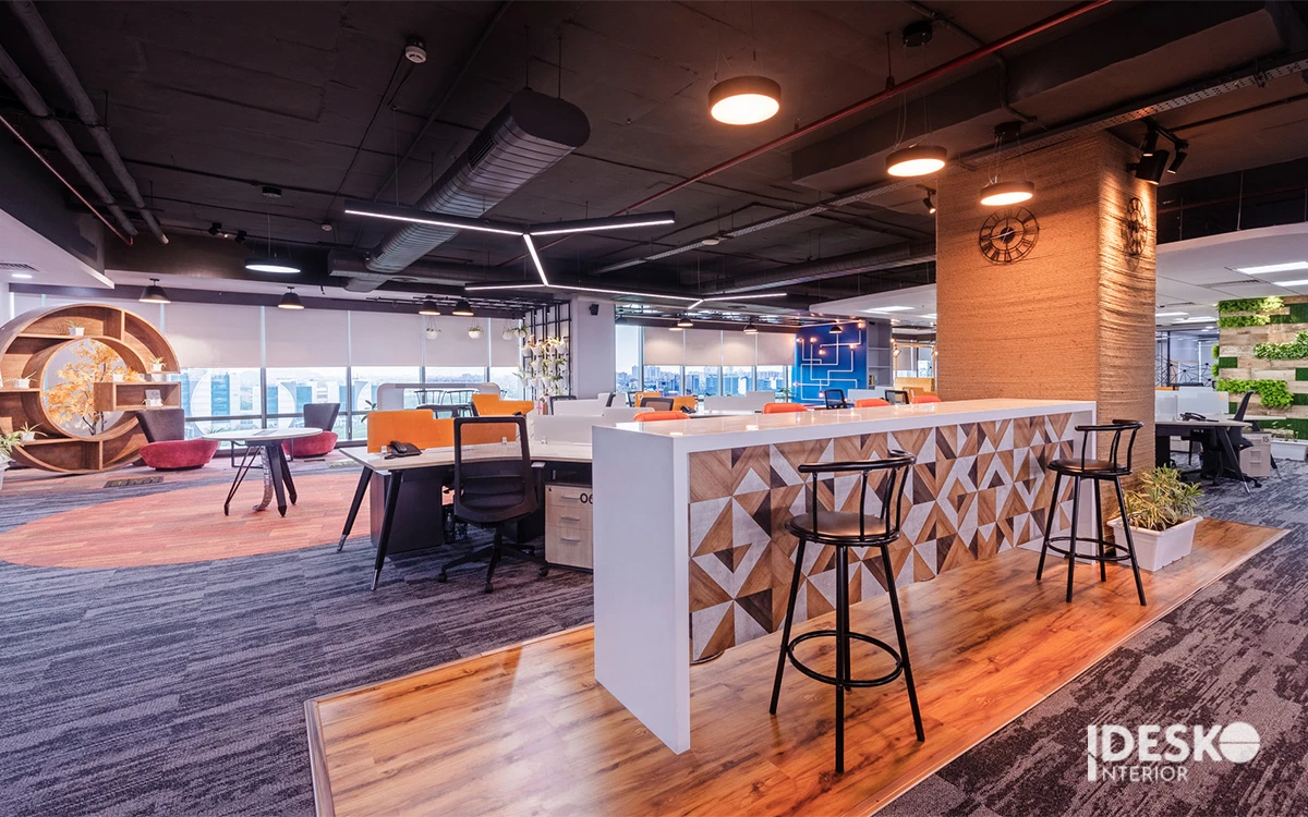 Mẫu văn phòng đẹp phong cách sáng tạo với quầy bar trung tâm, trần đèn nghệ thuật và không gian làm việc giàu cảm hứng