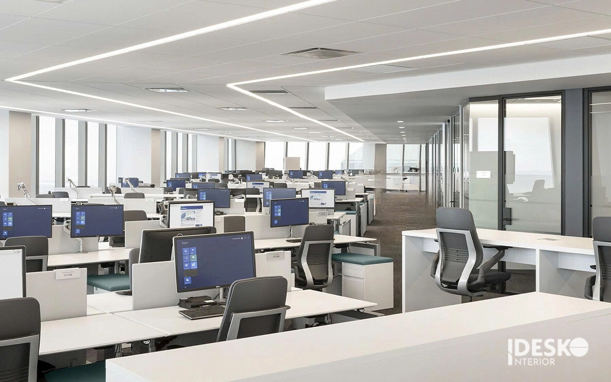 Không gian tối giản với bàn làm việc đồng bộ, đường nét mạch lạc và gam màu sáng tạo cảm giác rộng thoáng