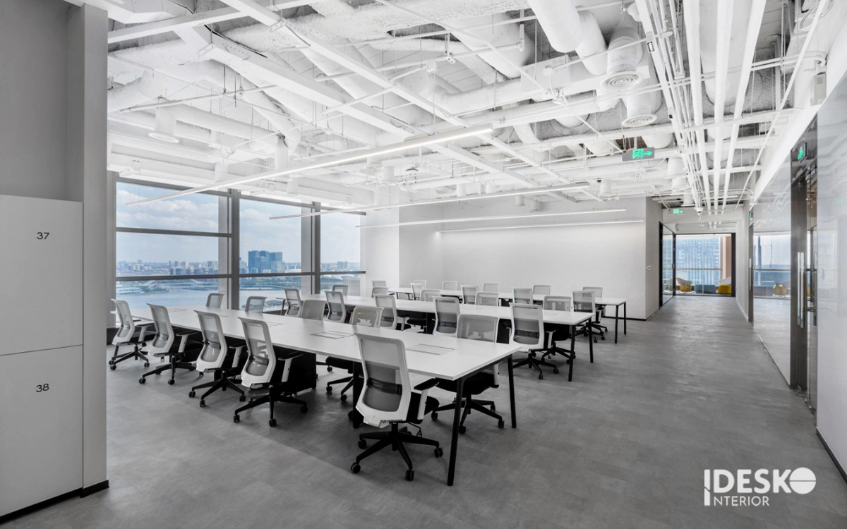 Mẫu văn phòng đẹp phong cách tối giản với bảng màu trắng xám, trần mở đồng bộ và không gian làm việc rộng thoáng