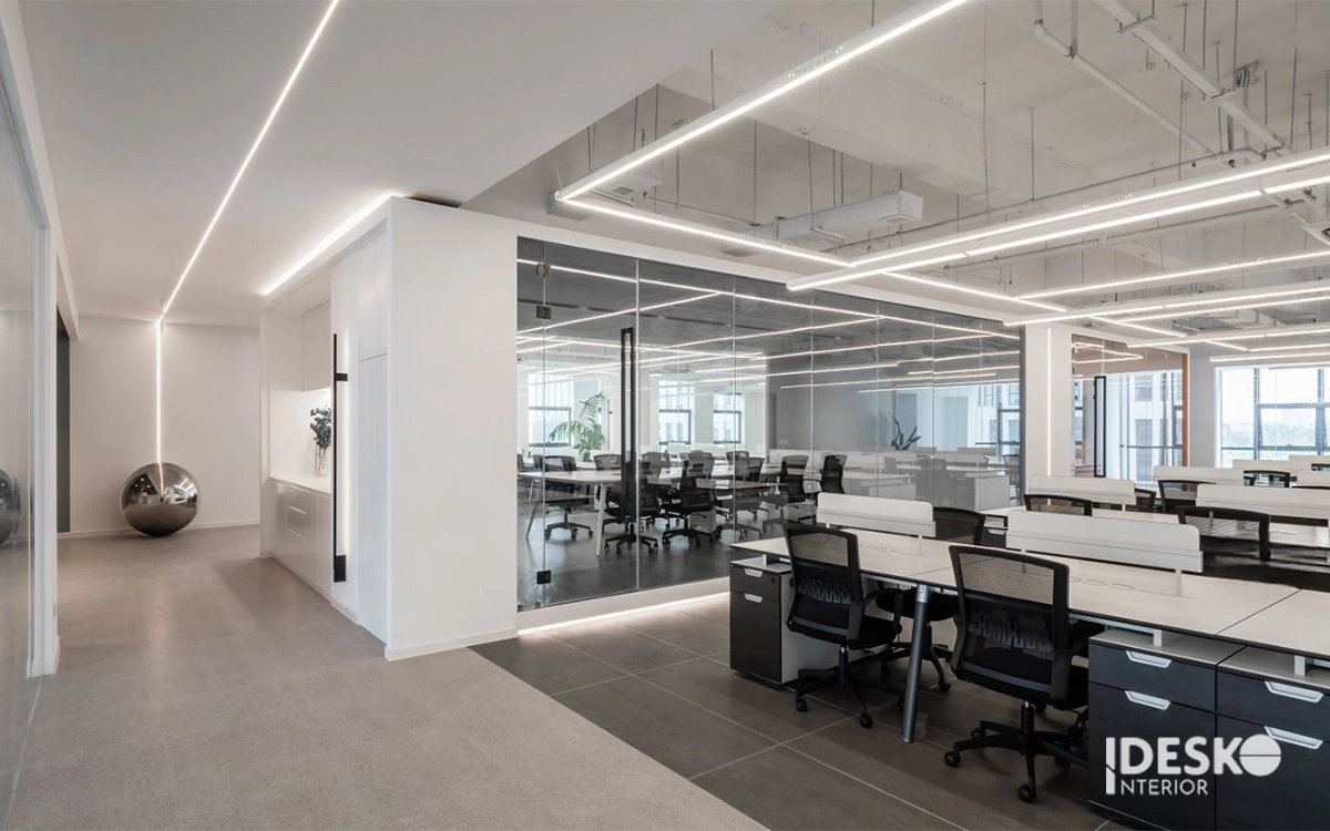 Không gian tối giản với đường đèn thẳng mạch lạc, vách kính trong suốt và bố cục làm việc tinh gọn