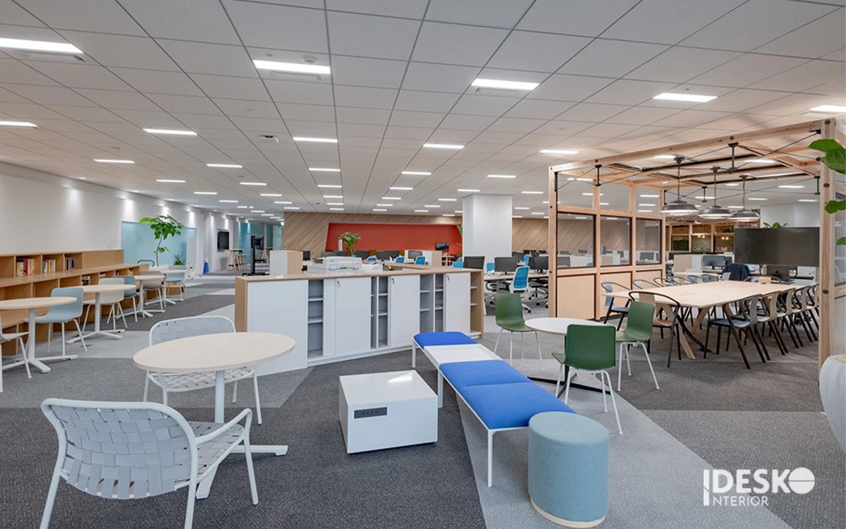 Mẫu văn phòng đẹp với thiết kế mở, tích hợp khu ngồi linh hoạt và không gian cộng tác rộng rãi