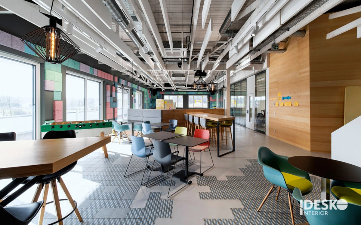 Không gian mở hiện đại với nhiều kiểu chỗ ngồi, màu sắc trẻ trung và khu thư giãn kết nối linh hoạt