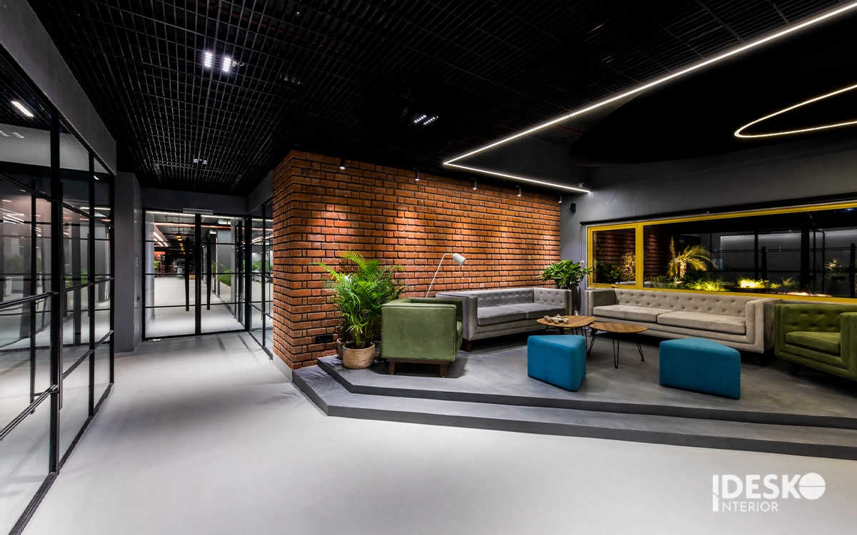 Không gian mở với khu lounge thư giãn, tường gạch thô cá tính và ánh sáng tạo chiều sâu ấn tượng