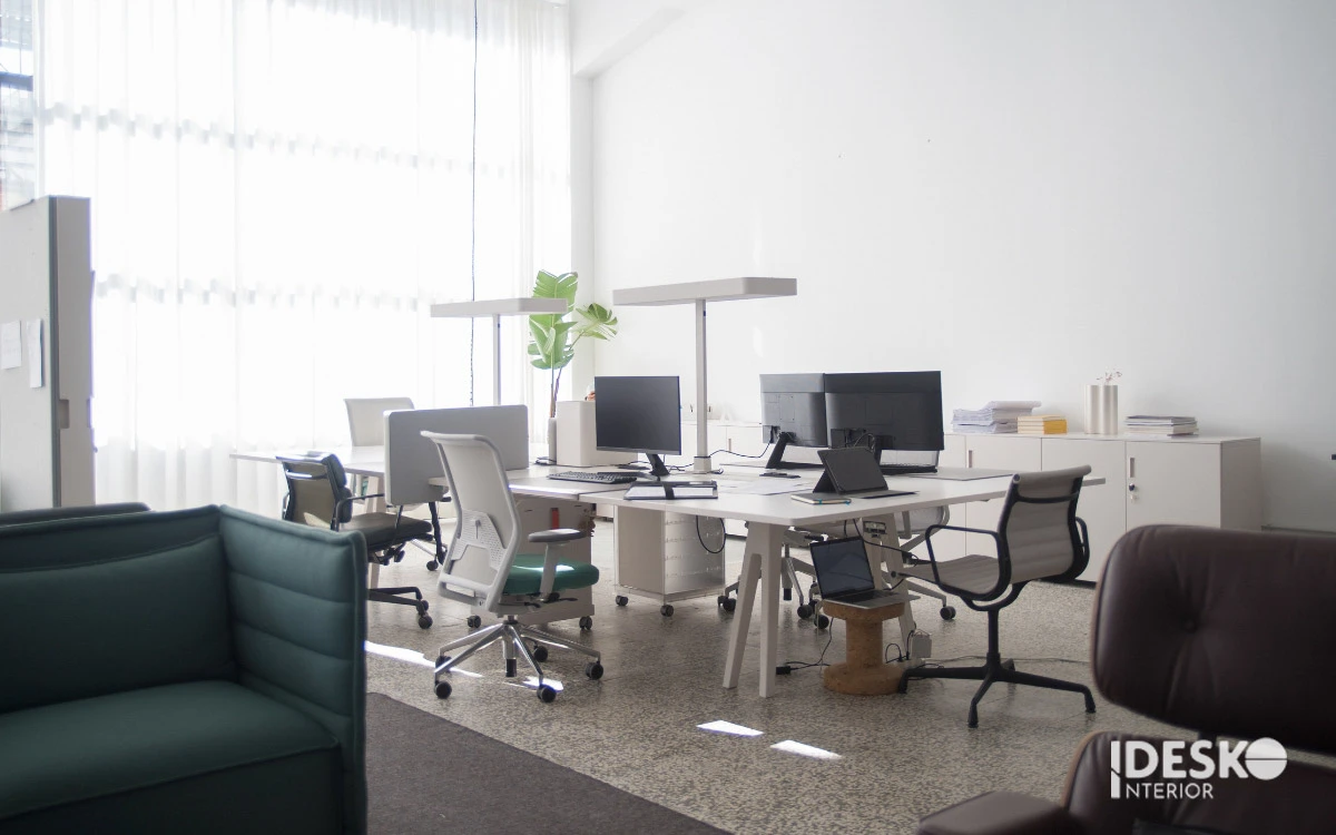 Tận dụng ánh sáng tự nhiên khi thiết kế văn phòng giá rẻ