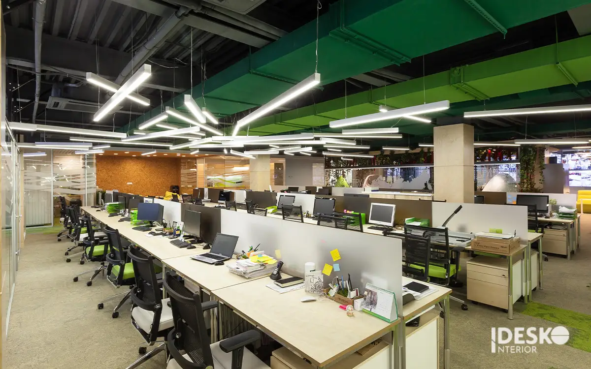 Mẫu thiết kế văn phòng 300m2 phong cách công nghiệp với trần lộ kỹ thuật và bố cục làm việc cá tính