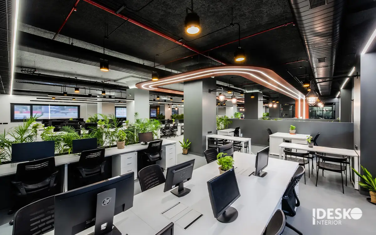 Mẫu thiết kế văn phòng phong cách công nghiệp nổi bật với trần lộ, ánh sáng nhấn và chất liệu thô hiện đại