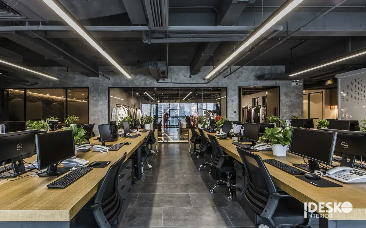 Mẫu thiết kế văn phòng 300m2 phong cách công nghiệp với vật liệu thô, trần lộ và màu sắc mạnh mẽ