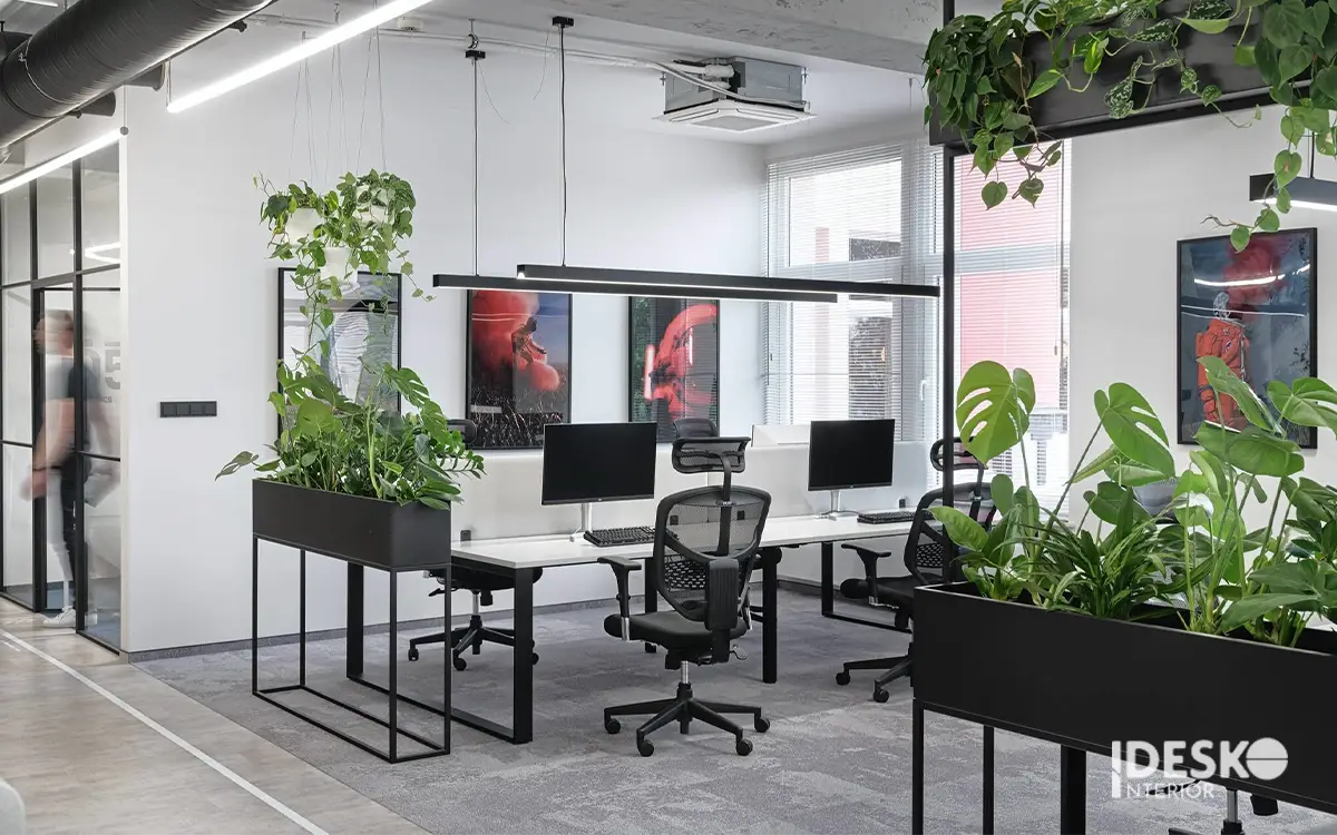 Mẫu thiết kế văn phòng mở phong cách xanh với cây nội thất bố trí hài hòa, tạo cảm giác tươi mát và linh hoạt