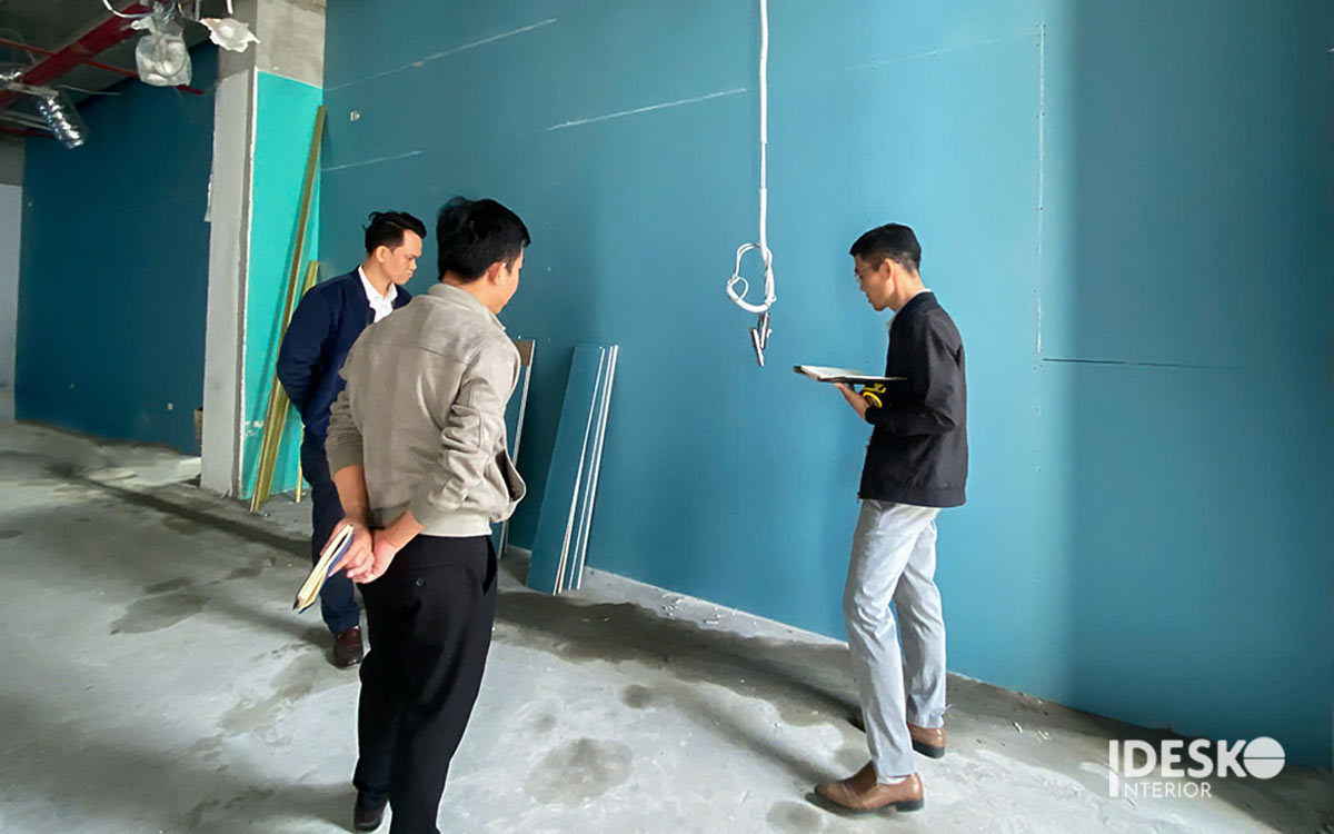 Phối hợp với ban quản lý tòa nhà để nghiệm thu và bàn giao mặt bằng