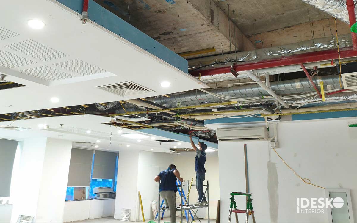 Tiến hành tháo dỡ và sửa chữa để hoàn trả mặt bằng văn phòng
