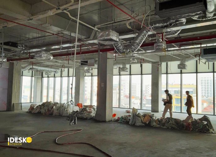 Tổng vệ sinh toàn bộ văn phòng, bao gồm sàn nhà, tường, trần, cửa sổ, và các khu vực chung