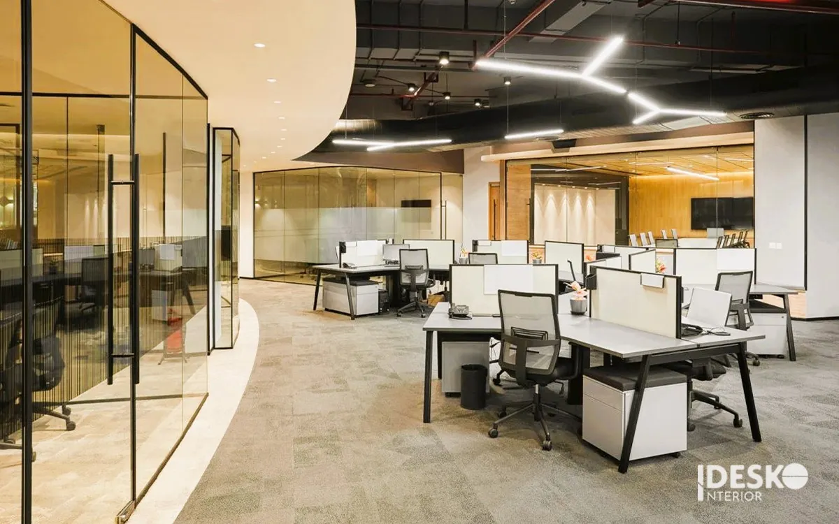 Bố trí không gian linh hoạt với các cụm bàn làm việc chung, khu vực cộng tác và các góc sáng tạo