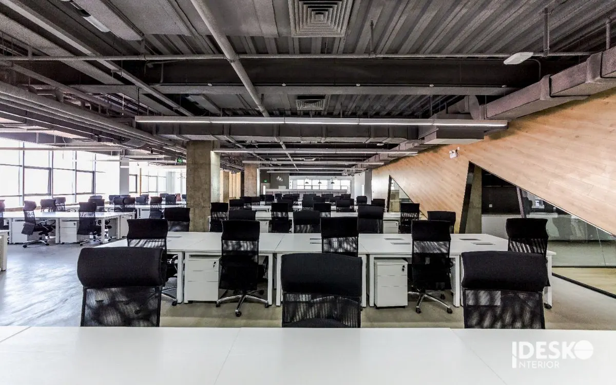 Văn phòng tối giản sử dụng gam màu trung tính, tập trung vào công năng