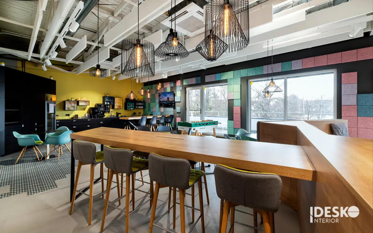 Không gian pantry mở tạo ra một môi trường đa chức năng, nơi nhân viên có thể ăn uống, nghỉ ngơi và giải trí