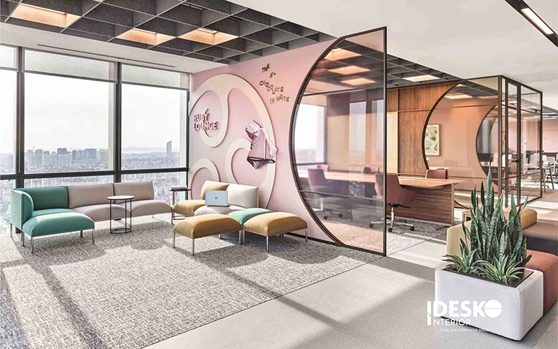 Khu vực lounge với sofa êm ái và thảm trải sàn, tạo cảm giác ấm cúng như ở nhà