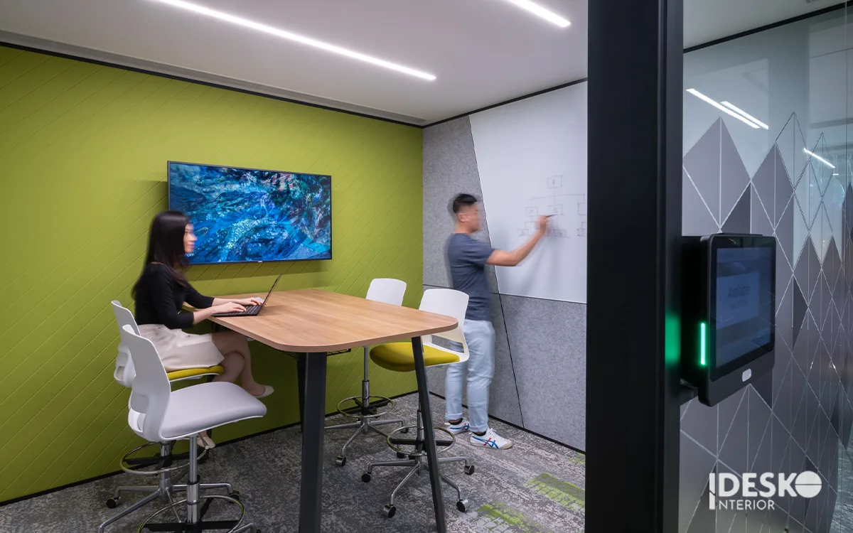 Không gian brainstorming với bảng viết tay cùng các thiết bị thông minh