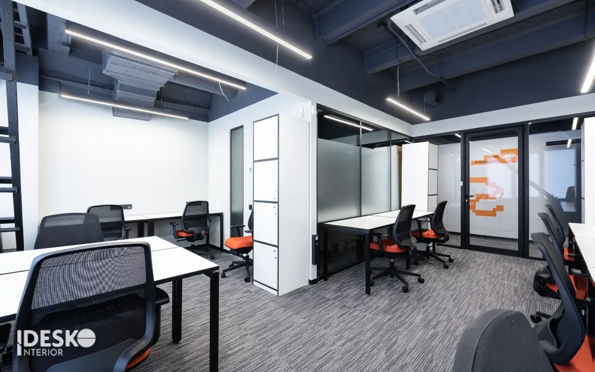 Tích hợp bàn, ghế công thái học với bánh xe linh hoạt