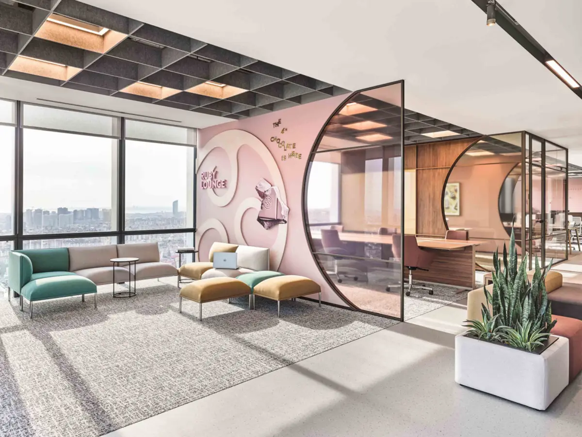 Khu vực lounge với sofa mềm trong văn phòng