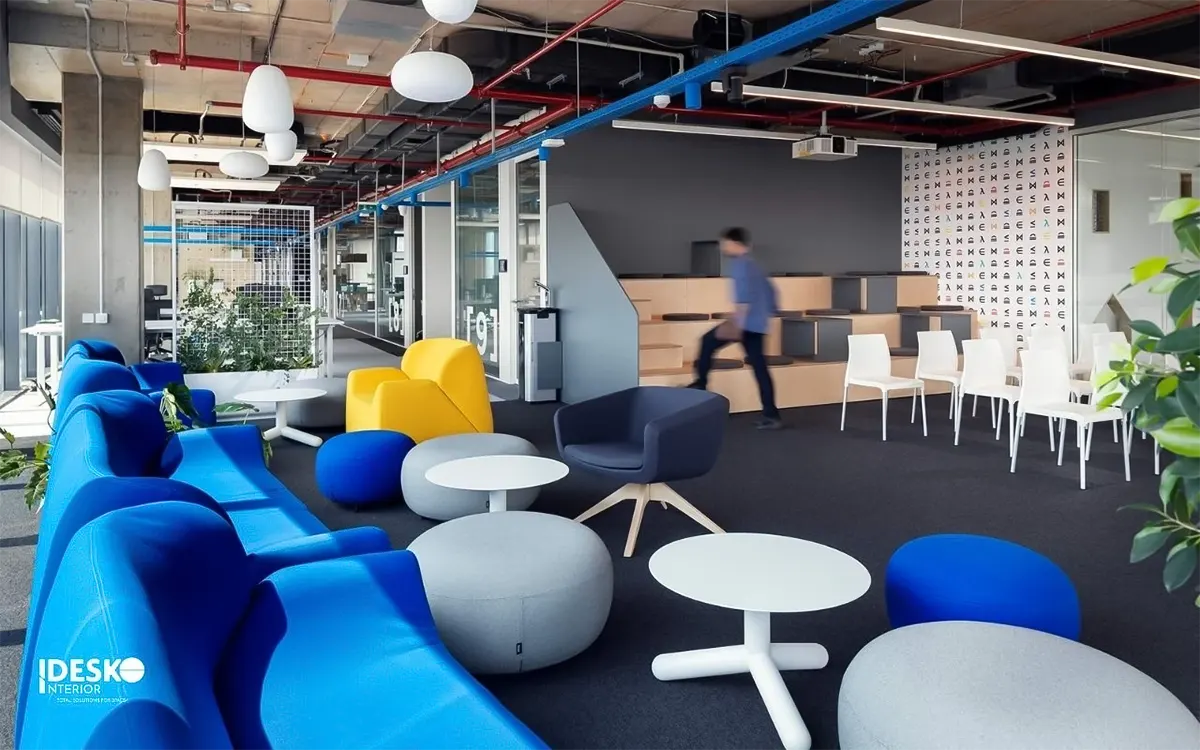 Khu vực thư giãn trong không gian brainstorming văn phòng