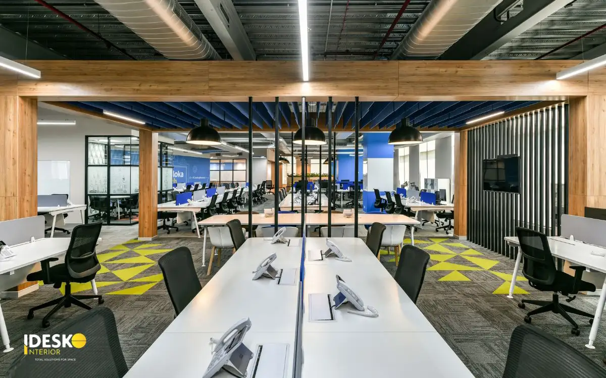 Trạm làm việc linh hoạt hot-desking với công nghệ tích hợp