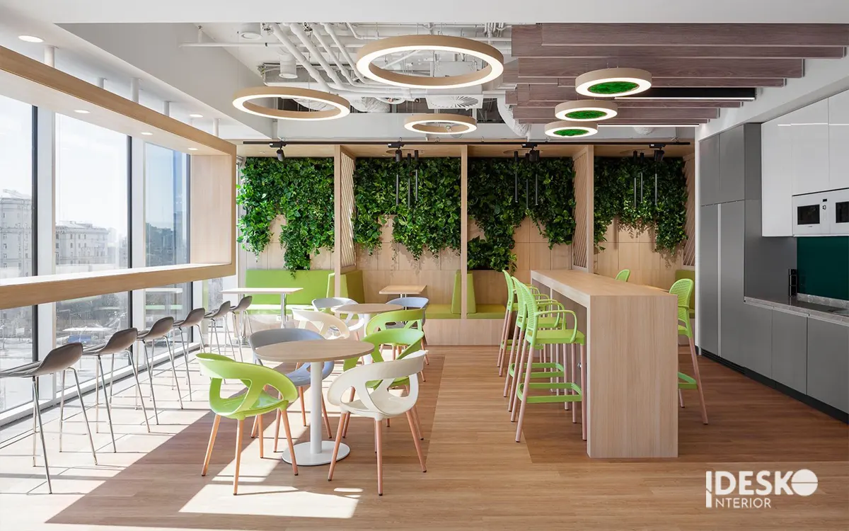 Khu vực pantry văn phòng với cây xanh