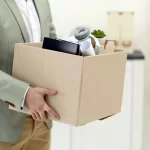 Nhân viên đang đóng gói, chuyển văn phòng