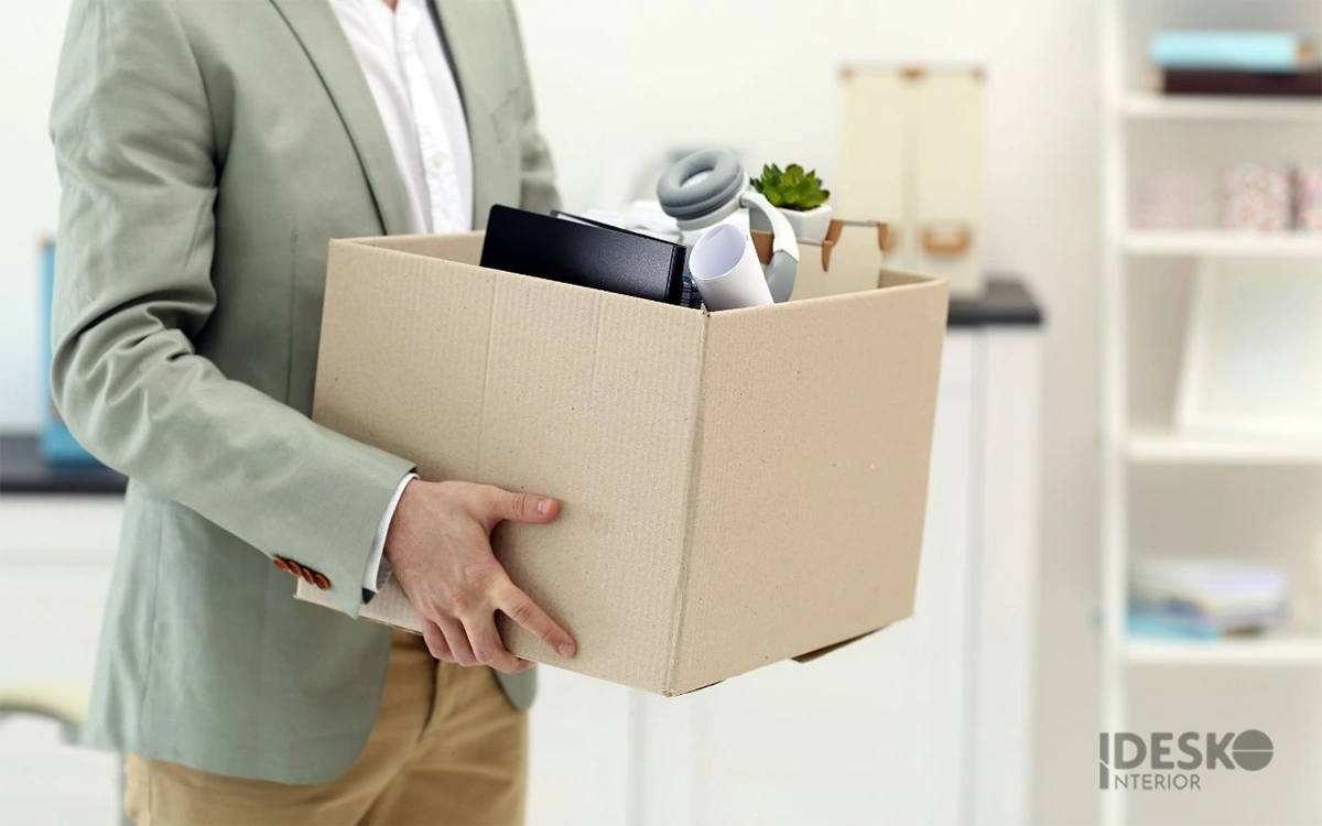 Nhân viên đang đóng gói, chuyển văn phòng