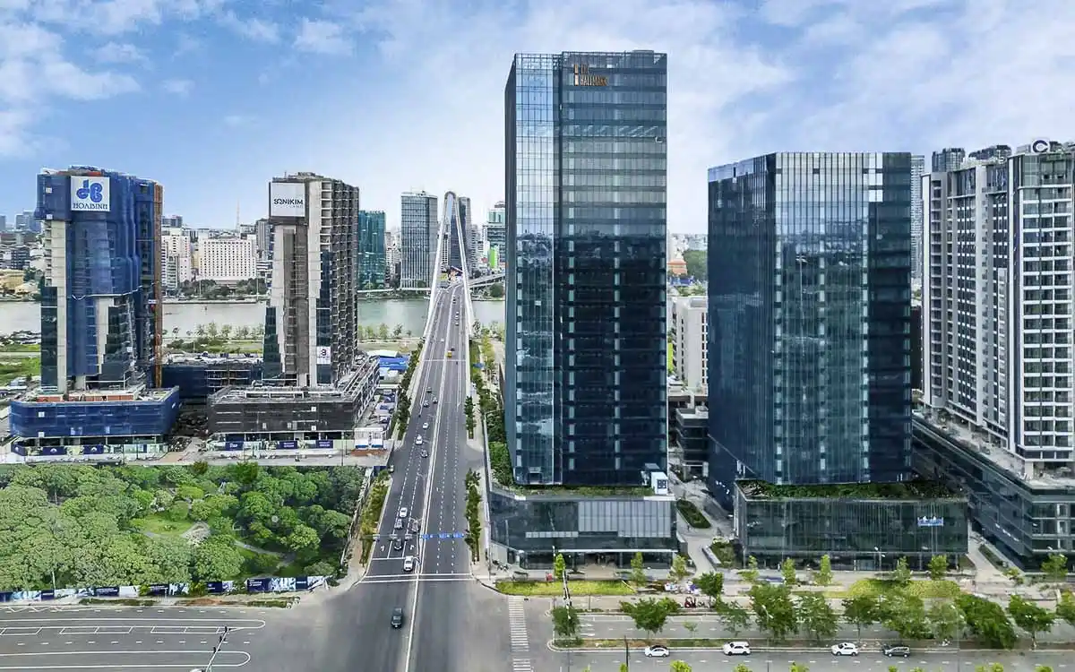 Tòa nhà văn phòng với vị trí địa lý và hệ thống giao thông thuận tiện