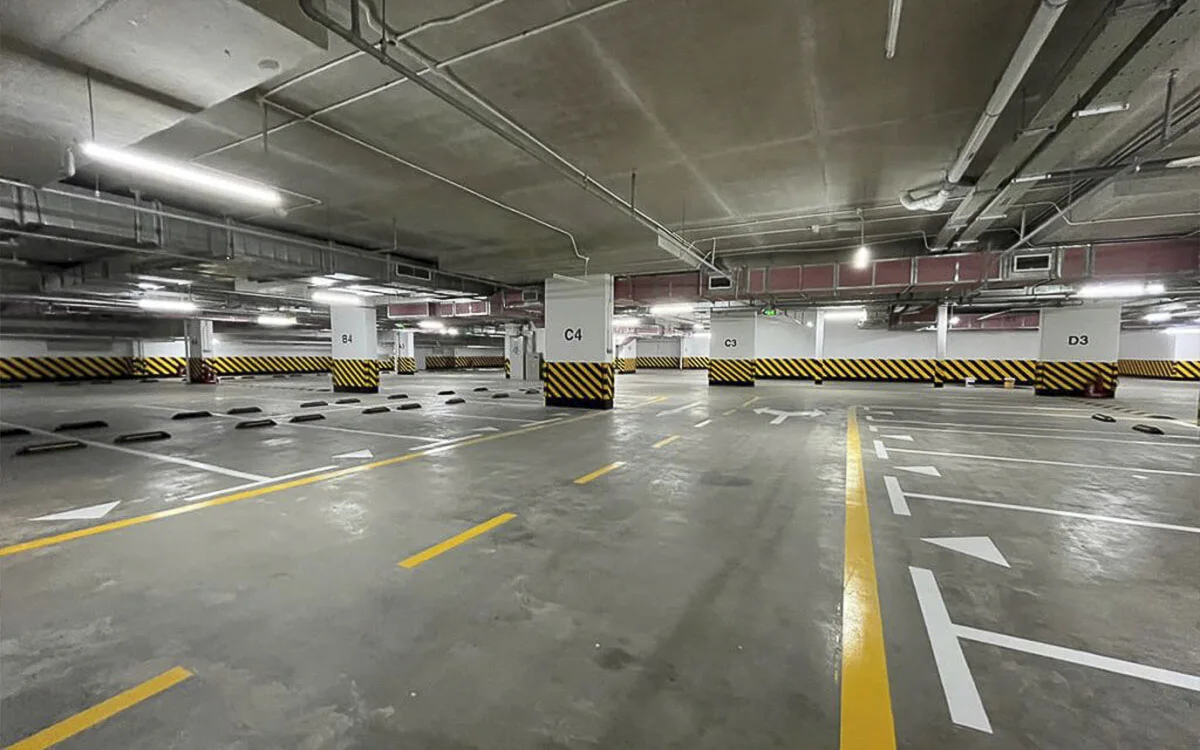 Bãi đỗ xe thông thoáng và rộng rãi