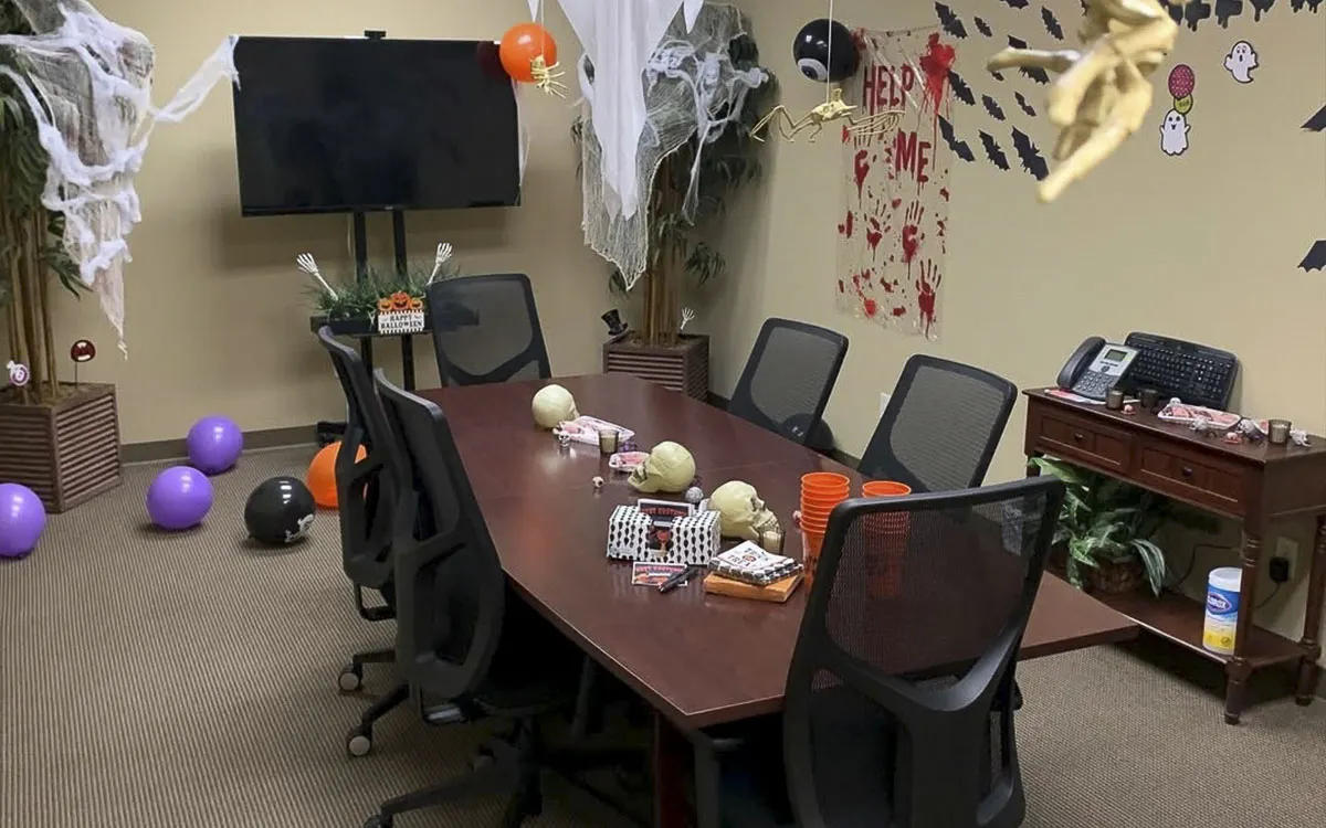 Ý tưởng trang trí halloween cho văn phòng 16