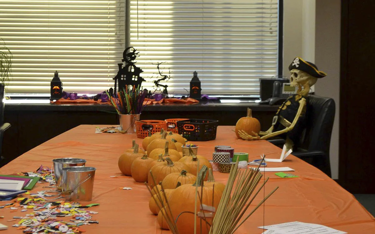 Ý tưởng trang trí halloween cho văn phòng 19