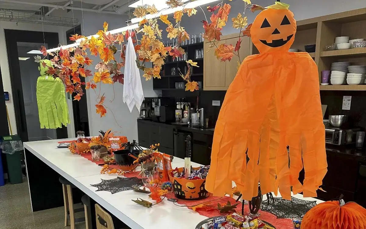 Ý tưởng trang trí halloween cho văn phòng 9
